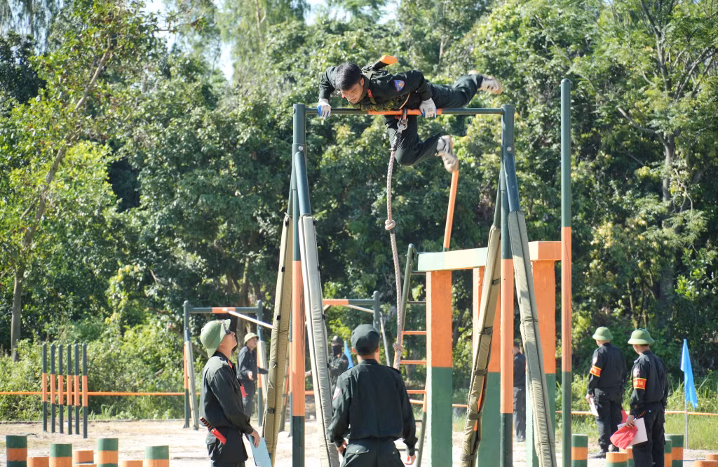 Nội dung vượt vật cản mang đến những màn tranh tài quyết liệt và đầy thử thách. Dưới thời tiết nắng nóng, các cán bộ, chiến sĩ vẫn nỗ lực vượt khó, thi đấu quyết tâm, thể hiện tinh thần rèn luyện bản lĩnh, sức bền và kỹ năng chiến đấu của lực lượng Công an nhân dân.