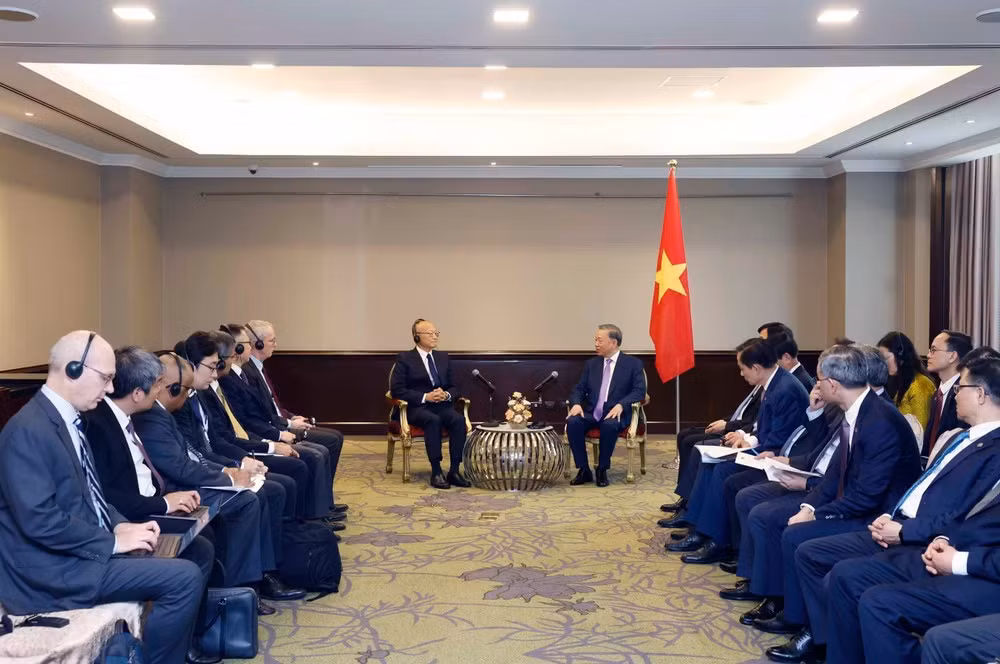 Đoàn công tác Việt Nam và đoàn công tác ADB.