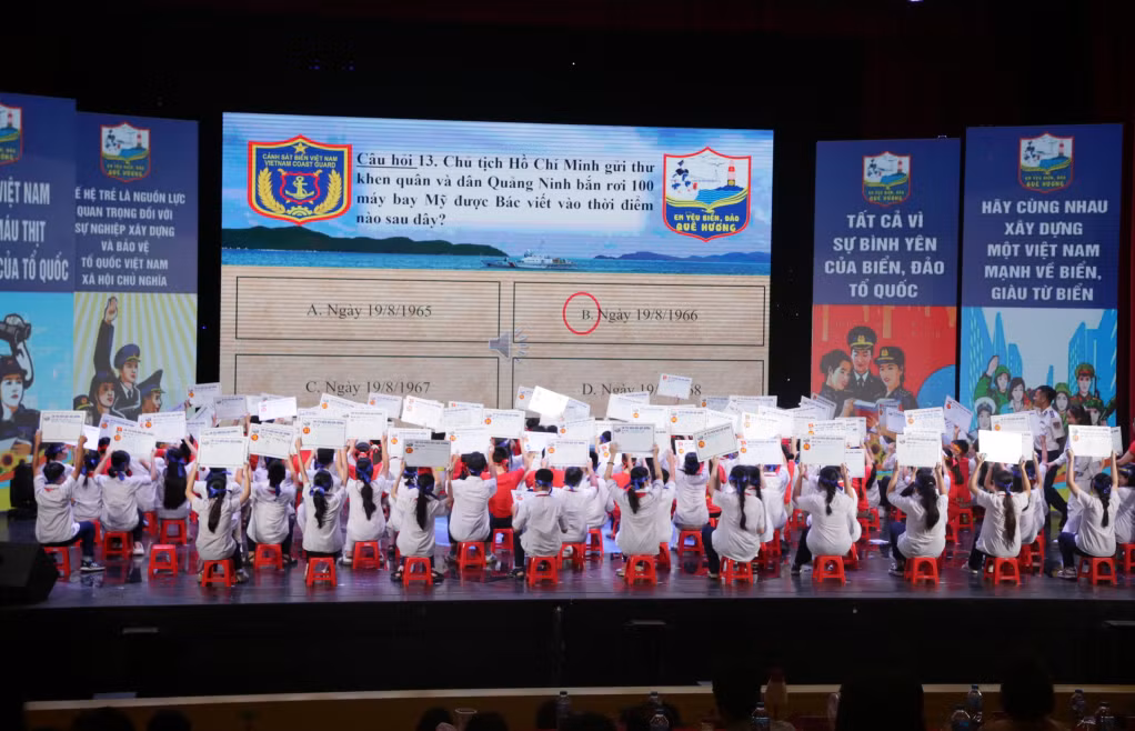 100 thí sinh tham gia trả lời các câu hỏi trắc nghiệm.