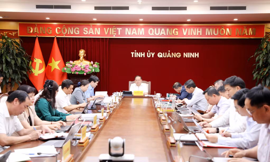 Đồng chí Quản Minh Cường, Ủy viên Trung ương Đảng, Bí thư Tỉnh ủy, Trưởng Đoàn ĐBQH tỉnh, chủ trì hội nghị.