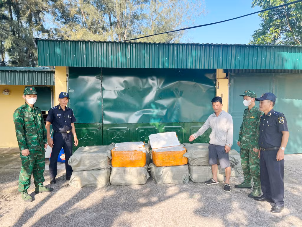 Nguyễn Văn Chung cùng số tang vật bị bắt giữ.