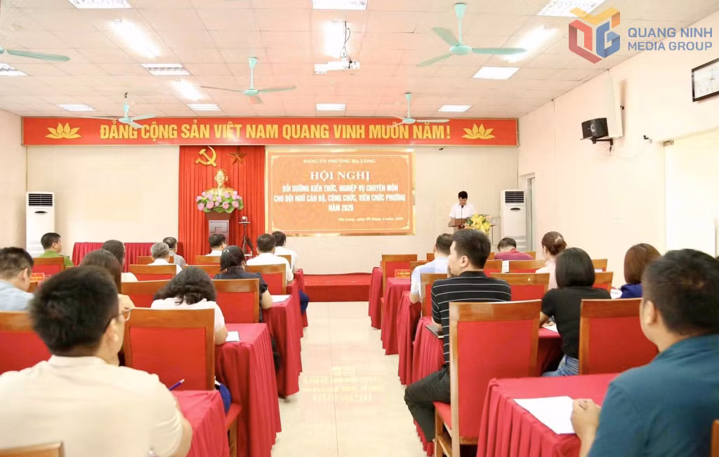 Ban Thường vụ Đảng ủy phường Hạ Long tổ chức lớp bồi dưỡng chuyên đề “Phát huy vai trò tiên phong, gương mẫu của cán bộ, đảng viên trong thực hiện mô hình chính quyền địa phương 02 cấp”.
