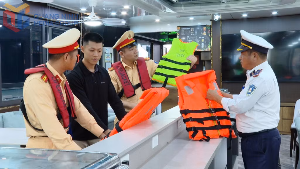 Lực lượng chức năng kiểm tra thiết bị an toàn trên phương tiện vận chuyển khách đi tham quan Vịnh Hạ Long.