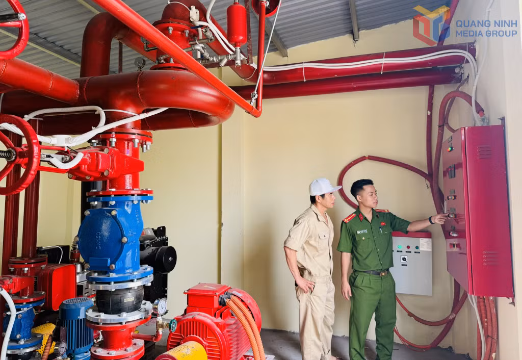Cán bộ Phòng Cảnh sát PCCC và CNCH (Công an tỉnh) kiểm tra công tác PCCC tại Công ty TNHH Điện tử Vạn Lực Việt Nam.