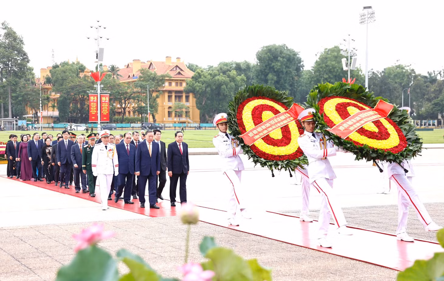 Đoàn đại biểu lãnh đạo, nguyên lãnh đạo Đảng, Nhà nước do Tổng Bí thư, Chủ tịch nước Tô Lâm dẫn đầu đến đặt vòng hoa và vào Lăng viếng Chủ tịch Hồ Chí Minh - Ảnh: VGP/Nhật Bắc