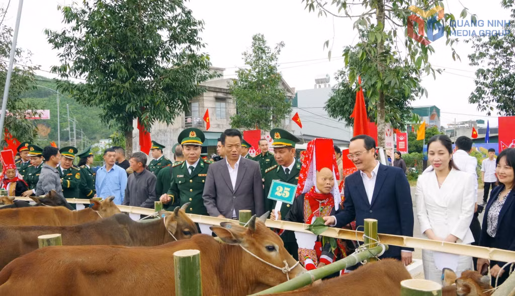 Trao bò giống cho người dân xã Hoành Mô tại lễ sơ kết 10 năm kết nghĩa cụm dân cư hai bên biên giới Hoành Mô (Việt Nam) và Động Trung (Trung Quốc) tháng 3/2026.