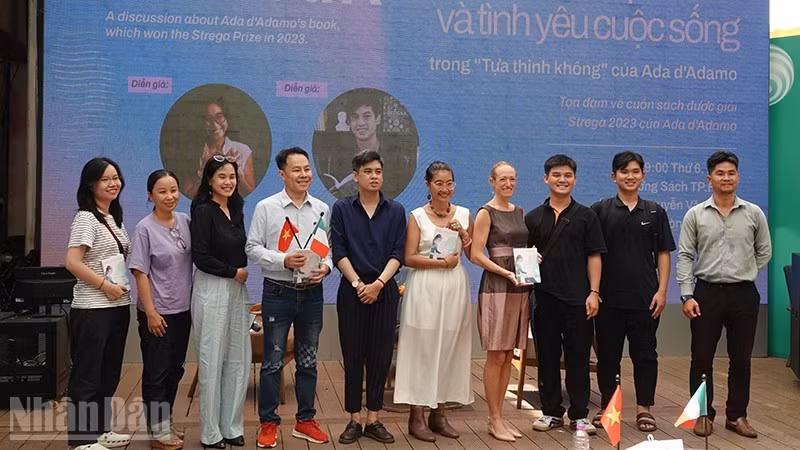 Các đại biểu chụp ảnh lưu niệm tại buổi tọa đàm.