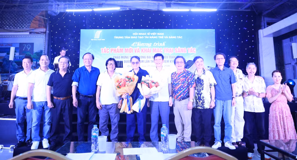 Đại biểu và các trại viên tặng hoa chúc mừng các nhạc sĩ được bầu vào Uỷ viên Uỷ ban Trung ương Mặt trận Tổ quốc Việt Nam khoá XI, nhiệm kỳ 2026-2031.