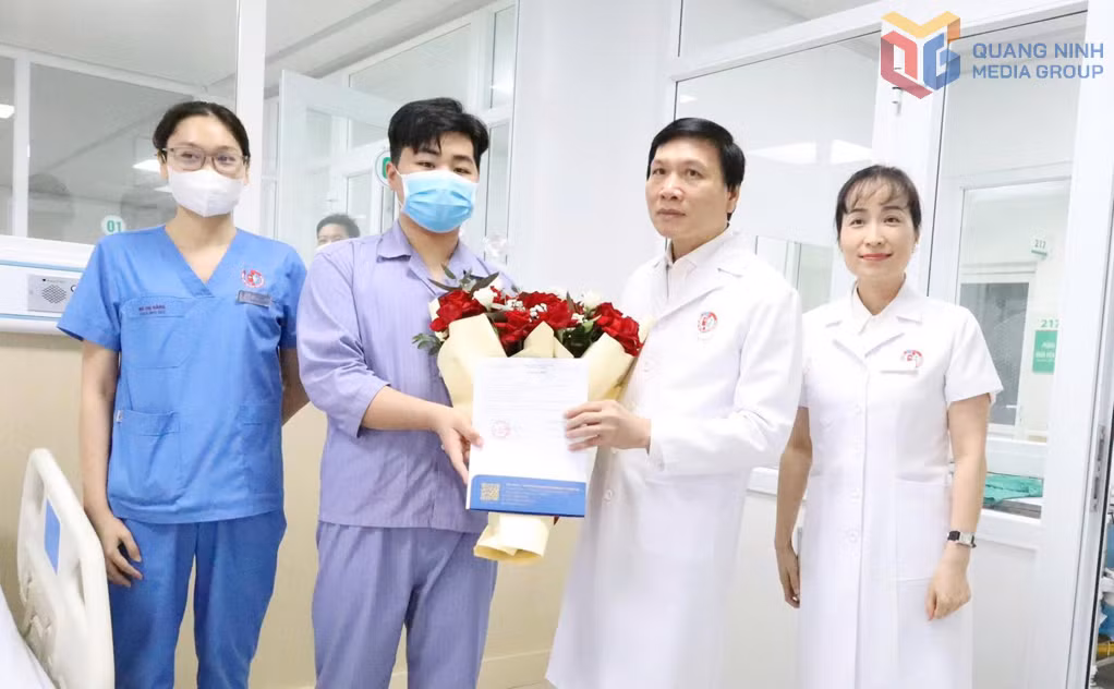 Lãnh đạo Bệnh viện Việt Nam - Thụy Điển Uông Bí chúc mừng trường hợp được ghép thận hồi phục sức khỏe, xuất viện.