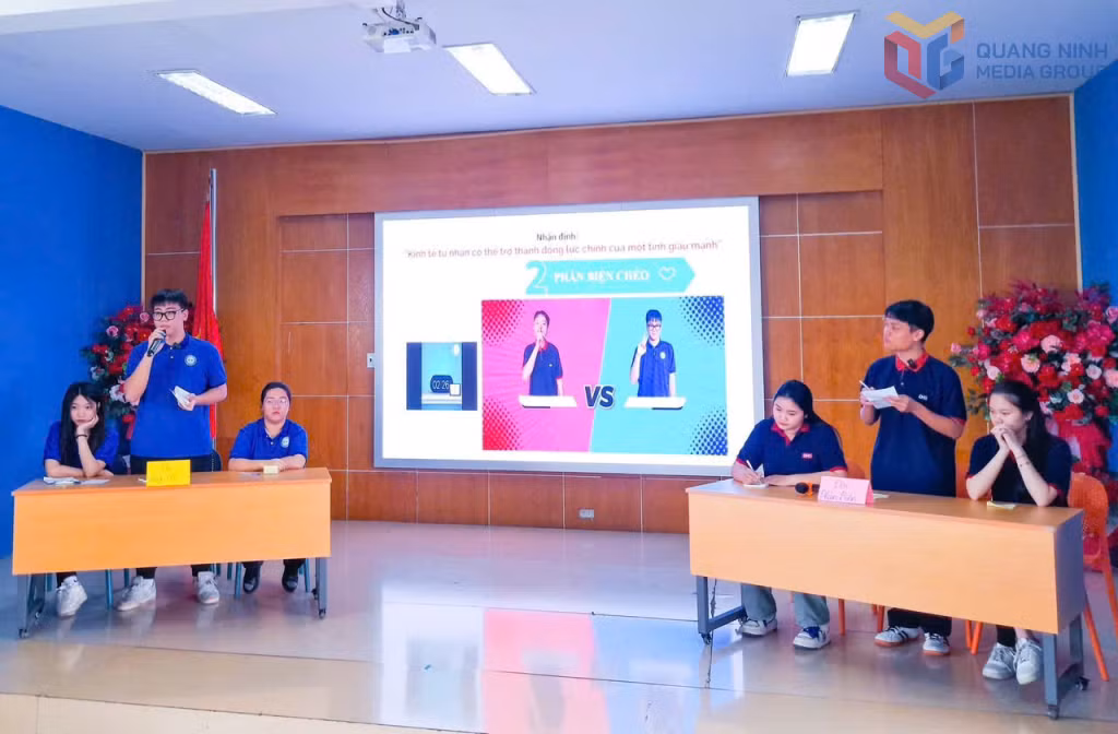 Các học sinh Đoàn Thị Điểm Hạ Long tranh biện sôi nổi trong chuyên đề giáo dục địa phương “Kinh tế tư nhân và sự phát triển của Quảng Ninh”.