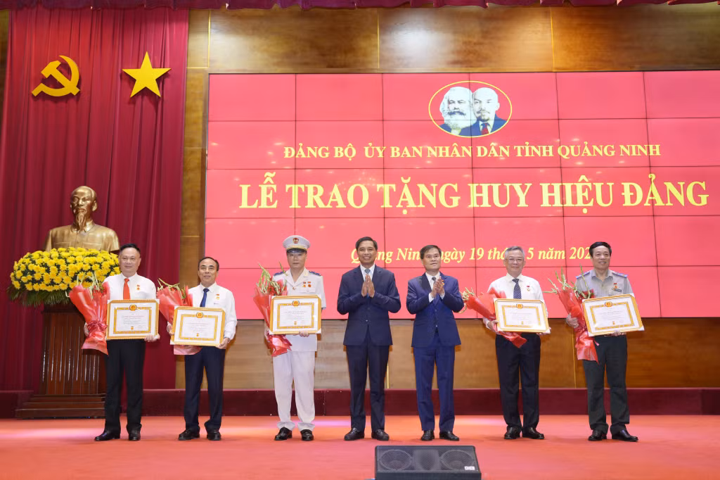Các đồng chí: Bùi Văn Khắng, Phó Bí thư Tỉnh ủy, Chủ tịch UBND tỉnh, Bí thư Đảng ủy UBND tỉnh; Vũ Văn Diện, Phó Chủ tịch Thường trực UBND tỉnh, Phó Bí thư Đảng ủy UBND tỉnh, trao tặng Huy hiệu 40 năm tuổi Đảng cho các đồng chí đảng viên.