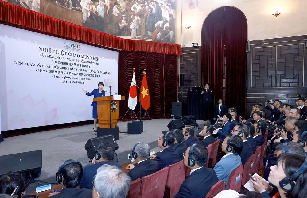 Thủ tướng Nhật Bản Takaichi Sanae phát biểu chính sách tại Đại học Quốc gia Hà Nội. (Ảnh: Tuấn Anh /TTXVN)