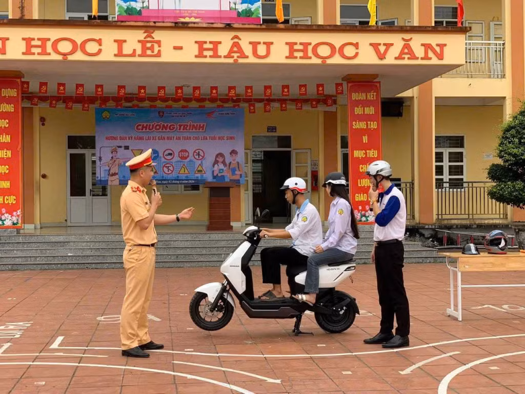 hướng dẫn nhận biết và xử lý các tình huống nguy hiểm khi điều khiển xe gắn máy.