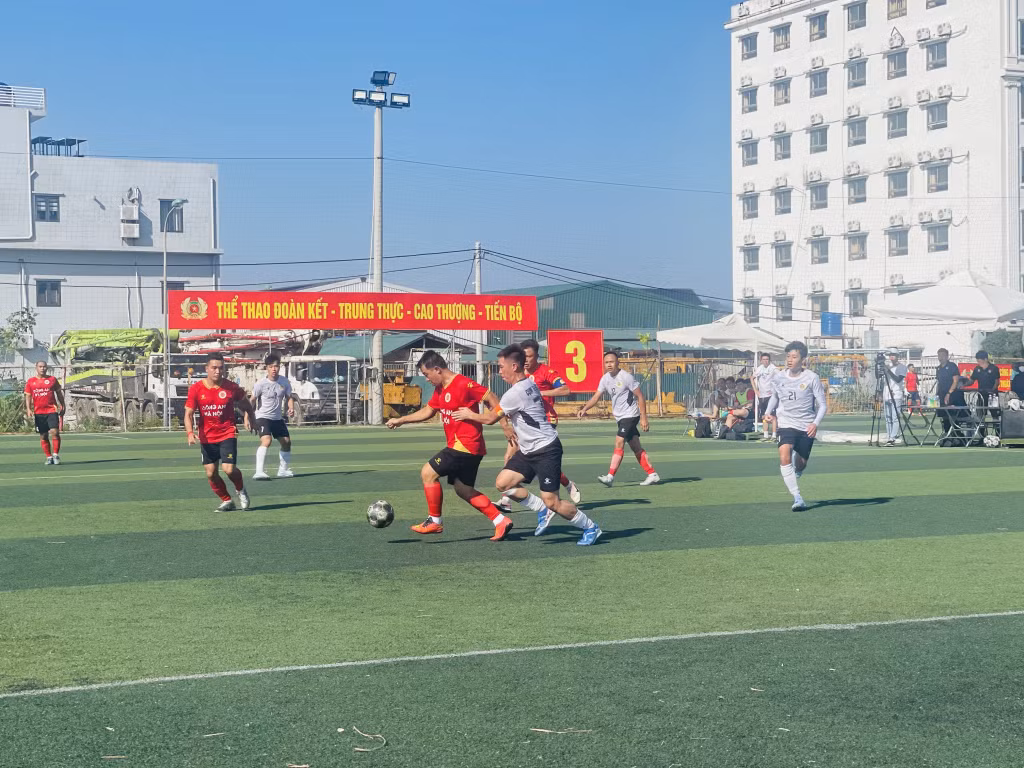 Một màn tranh bóng quyết liệt giữa 2 đội Cụm thi đua số 1 (áo trắng) và Công an TP Hà Nội (áo đỏ).