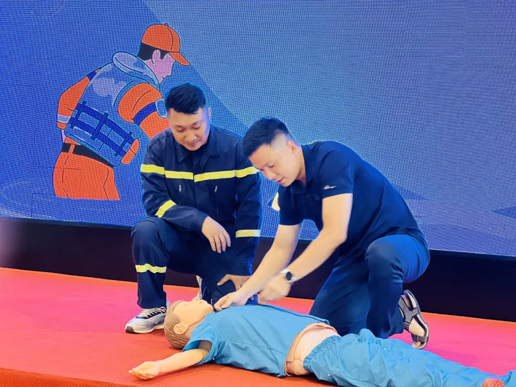 Các em được hướng dẫn cách sơ cứu nạn nhân đuối nước.