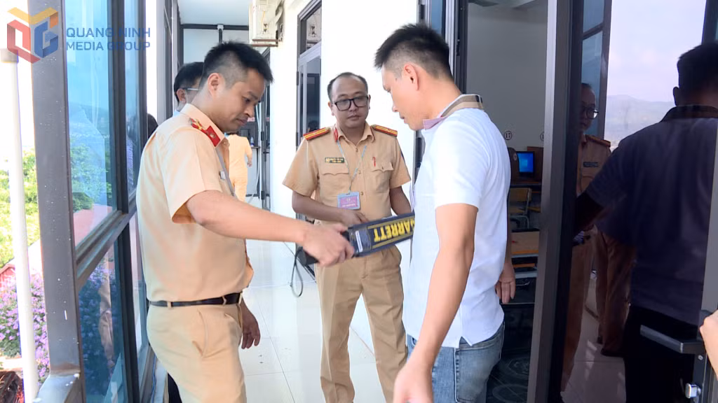 Sát hạch viên sử dụng các thiết bị công nghệ dò tìm sóng điện từ nhằm phát hiện thiết bị truyền tin trái phép trước khi thí sinh bước vào phòng thi. 
