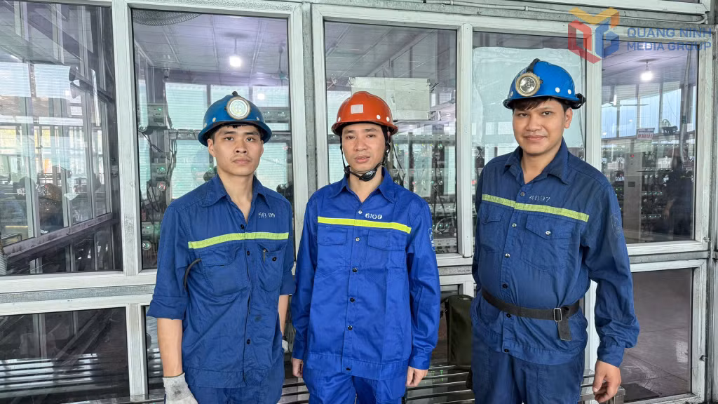 Anh Trần Việt Dũng (ở giữa) cùng các đồng nghiệp trước giờ vào ca.