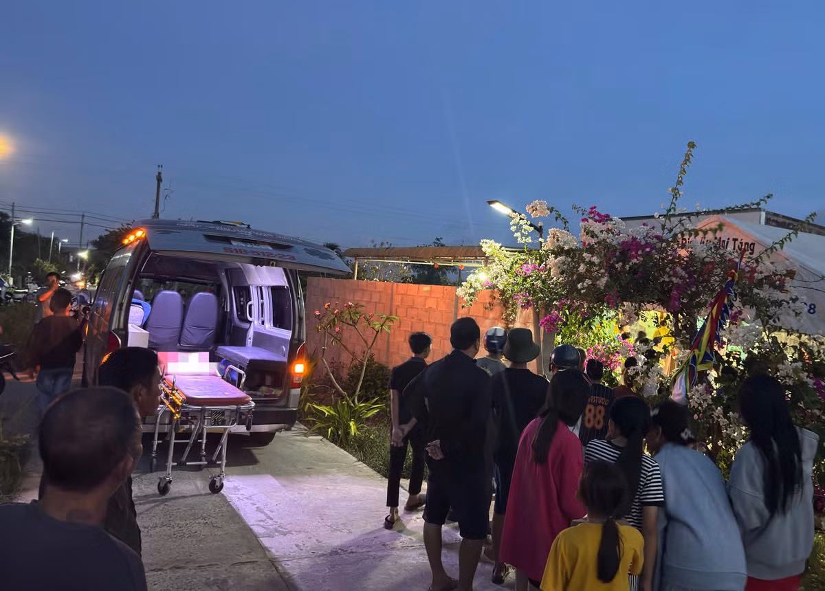 Thi thể nạn nhân được đưa về nhà sau khi công an hoàn tất thủ tục khám nghiệm phục vụ công tác điều tra. Ảnh: Duy Tuấn