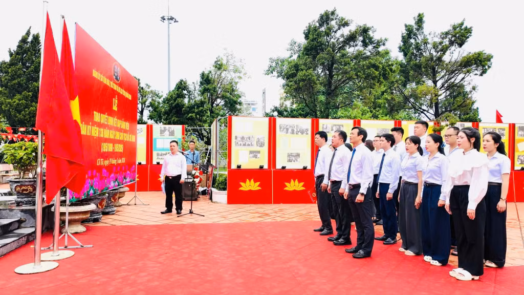 Các đảng viên mới đã tuyên thệ dưới cờ Đảng, cờ Tổ quốc và chân dung Chủ tịch Hồ Chí Minh trên Đặc khu Cô Tô.
