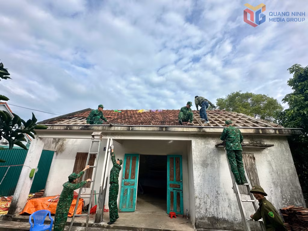 CBCS Đồn Biên phòng Trà Cổ giúp đỡ gia đình bà Dương Thị Đo sinh năm 1966, là hộ có hoàn cảnh khó khăn, cư trú tại khu Đông Thịnh, phường Móng Cái 1 lợp lại mái nhà.