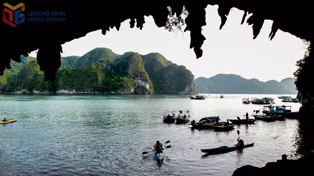 Cửa hang Bồ Nâu (cách đảo Bồ Hòn khoảng 2-3km về phía Tây Nam).