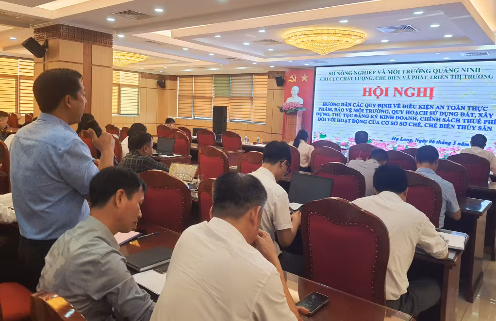 Đại biểu phường Hà An phát biểu tại hội nghị hướng dẫn các quy định về điều kiện hoạt động của cơ sở sơ chế, chế biến thủy sản.