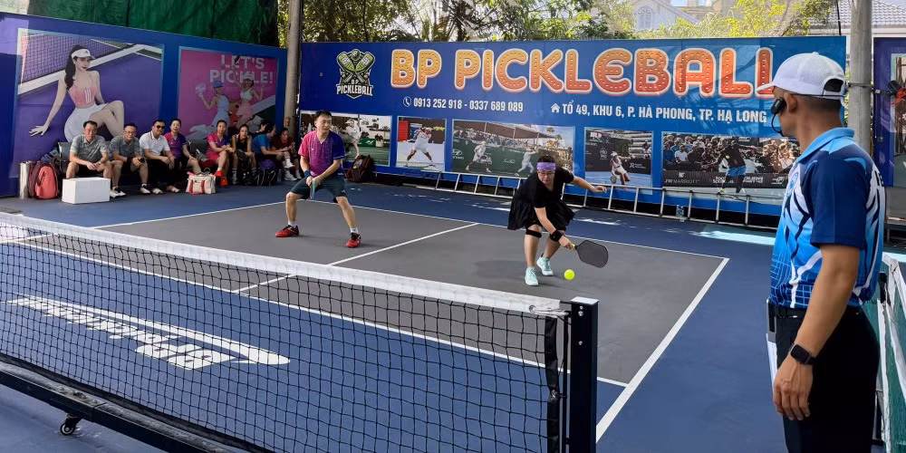 Một trận đấu nội dung Pickleball dành cho đôi nữ.