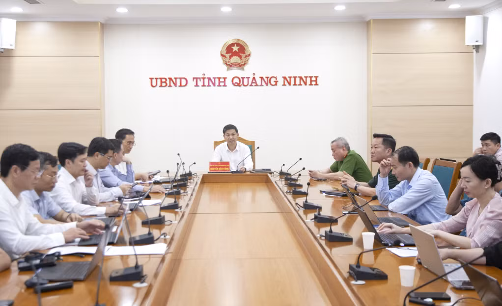 Phó chủ tịch UBND tỉnh Nguyễn Văn Công cùng lãnh đạo các sở, ngành dự hội nghị tại điểm cầu tỉnh Quảng Ninh