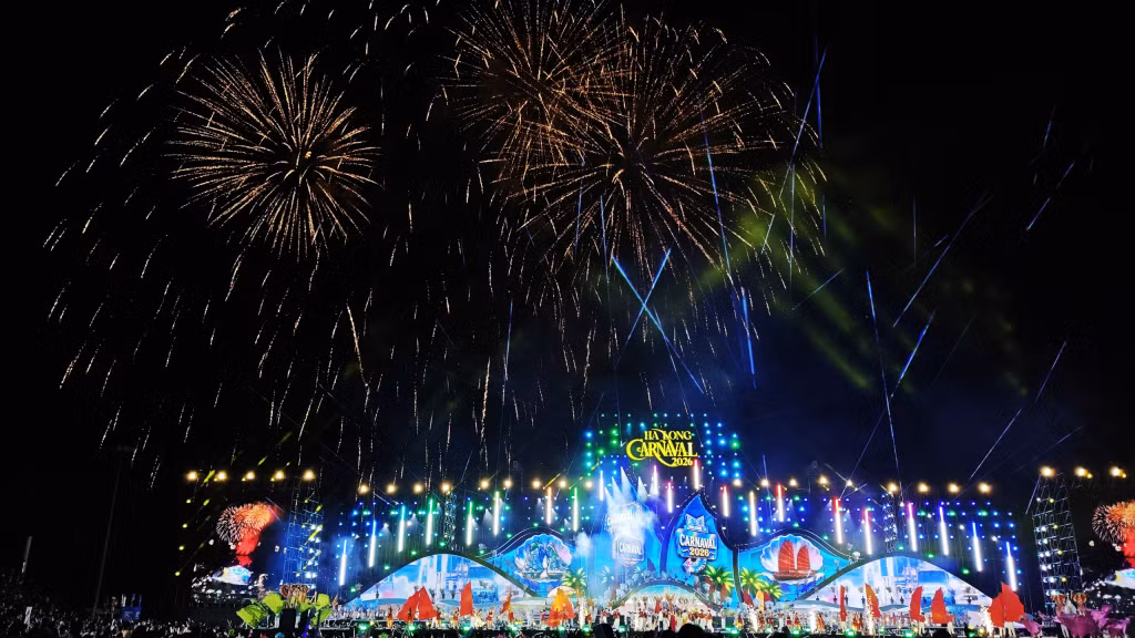 Tại sân khấu khai mạc Carnaval, Quảng trường 30/10, sau hàng loạt các tiết mục trình diễn, người dân, du khách trong và ngoài sân khấu đã được ngắm màn pháo hoa mãn nhãn.