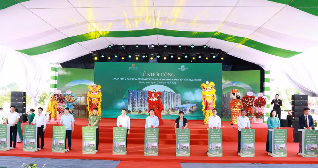 Các đại biểu bấm nút khởi công Dự án nhà ở xã hội tại ô đất II-OM21 phường Việt Hưng và phường Hoành Bồ vào ngày 13/6/2026. 