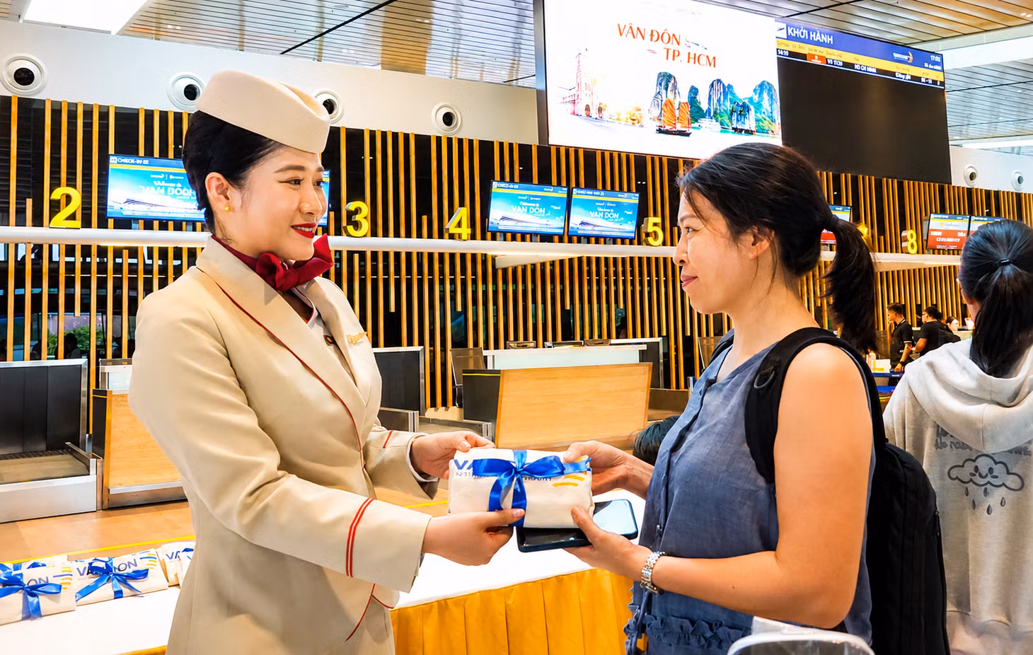 Hành khách đi chuyến bay được tặng quà trước khi khởi hành. 