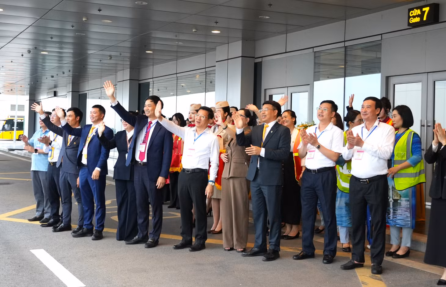 Các đồng chí lãnh đạo tỉnh, sở, ngành, địa phương chào đón chuyến bay đầu tiên từ TP Hồ Chí Minh đến Vân Đồn. 