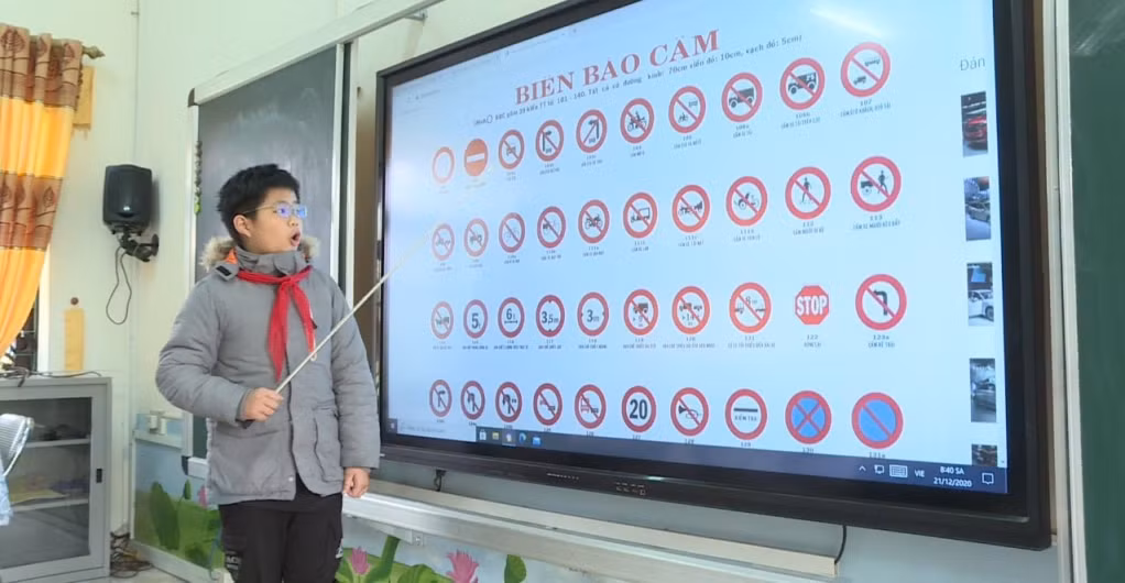 Học sinh Trường THCS Thị trấn Bình Liêu (huyện Bình Liêu) tìm hiểu về hệ thống biển báo giao thông.