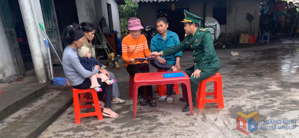 Cán bộ đồn Biên phòng Pò Hèn tuyên truyền, vận động nhân dân thực hiện tốt chính sách, pháp luật của Đảng, Nhà nước. Ảnh: Hữu Việt