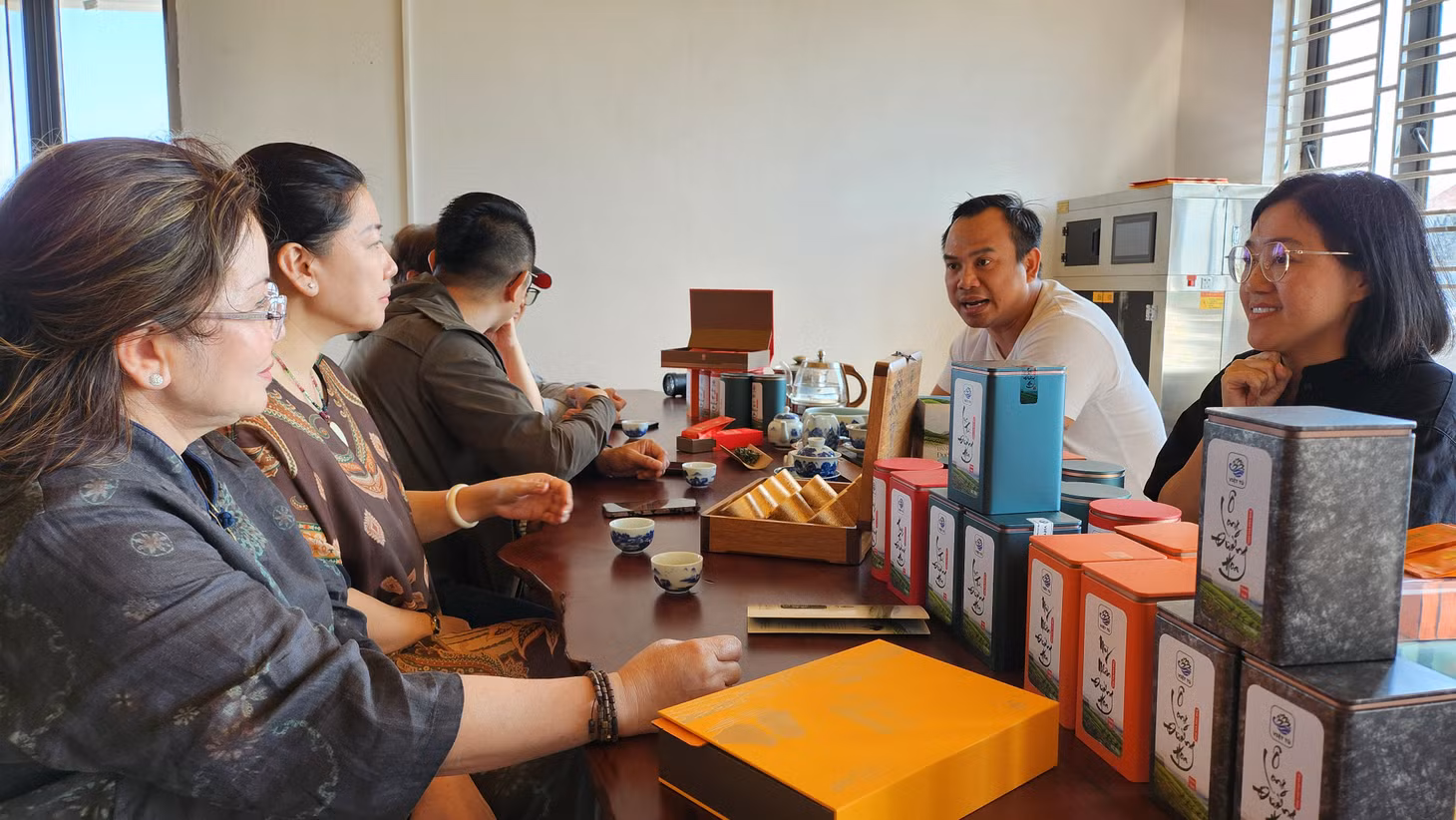 Chị Hương trò chuyện với khách về việc làm trà.