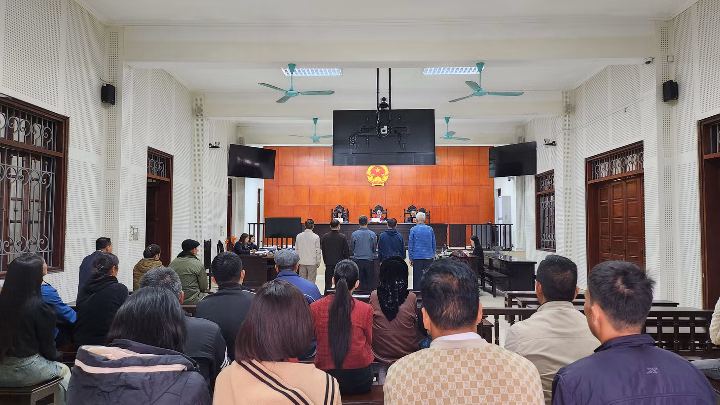 Phiên xét xử Lê Văn Việt cùng đồng phạm tội Vi phạm quy định về kế toán gây hậu quả nghiêm trọng, UBND xã Hoàng Tân, Quảng Yên, 24/1/2025.