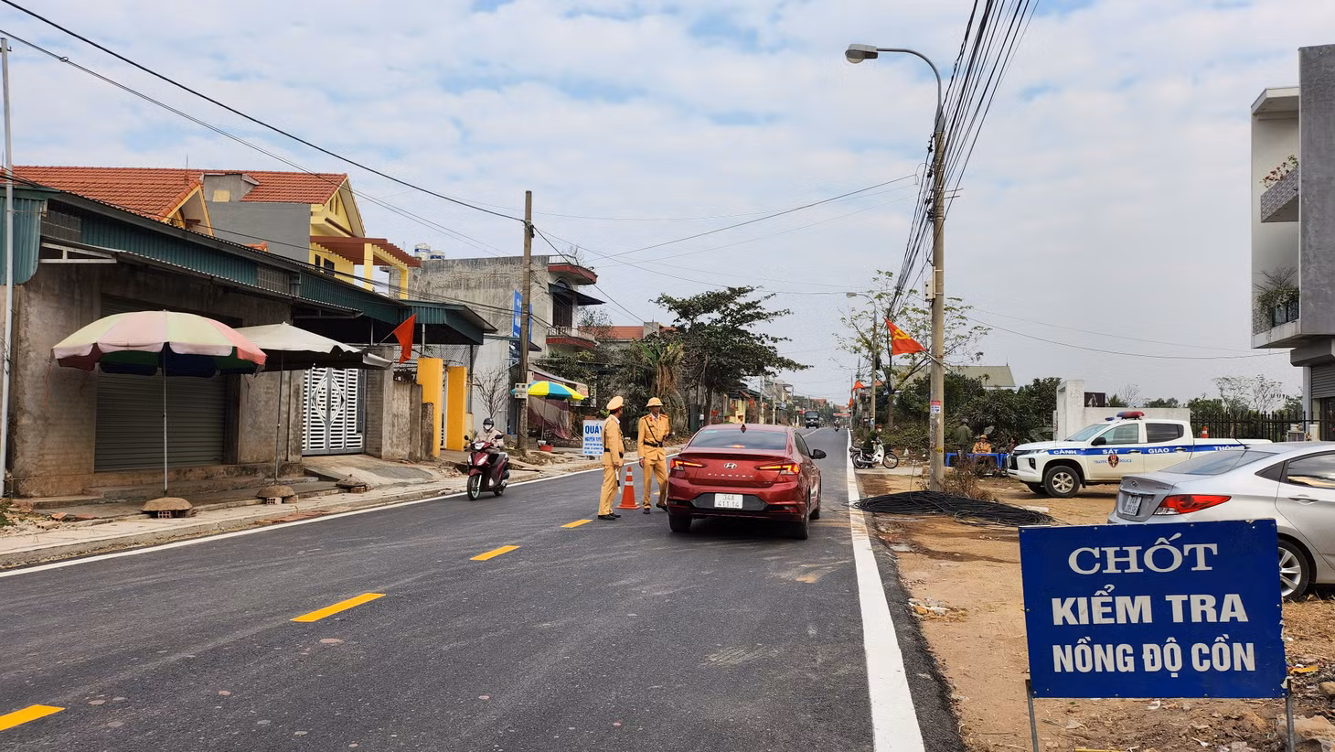 Công an TP Đông Triều kiểm tra nồng độ cồn đối với người tham gia giao thông.