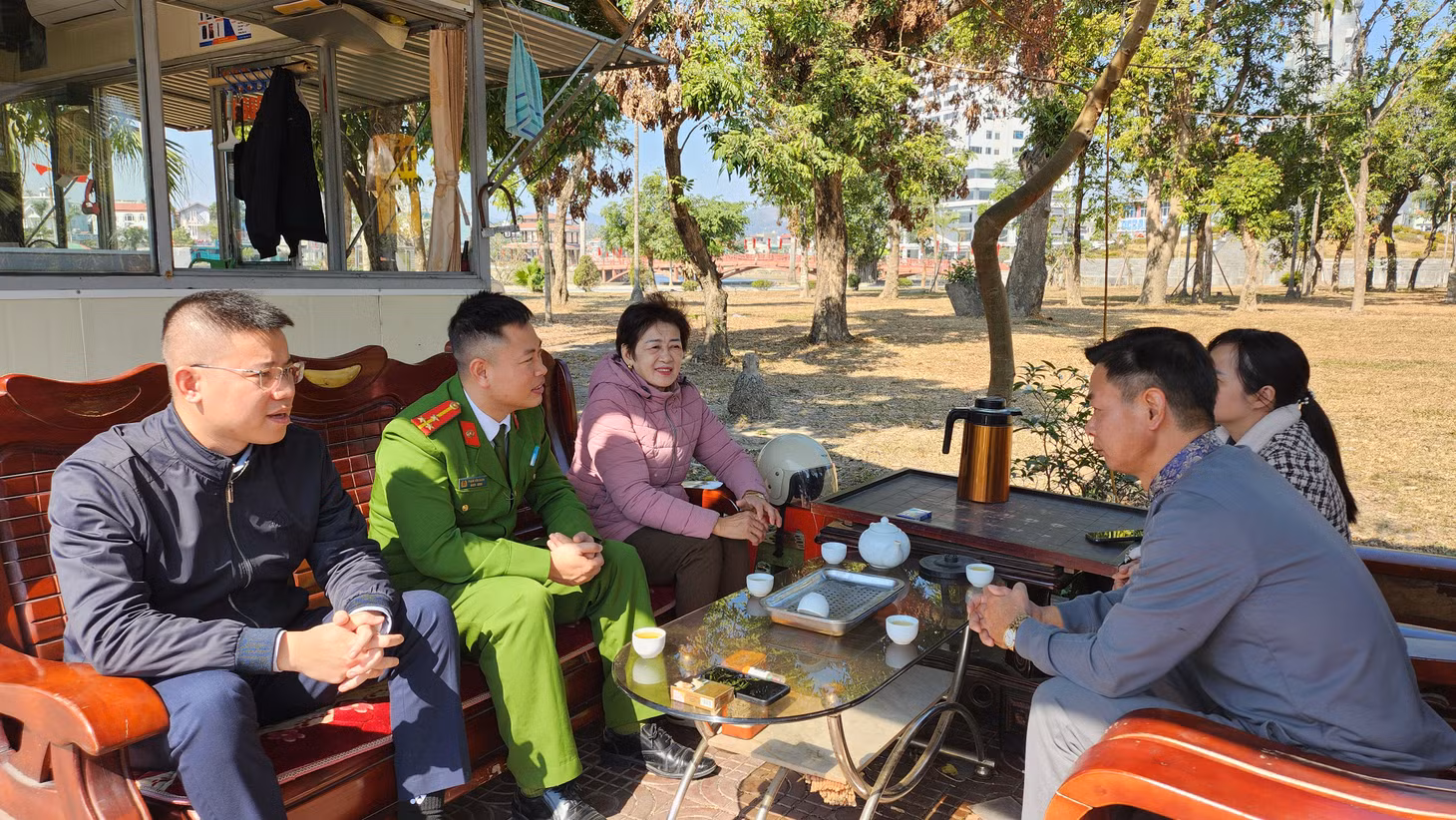 Lãnh đạo phường Quang Trung cùng các đơn vị, đoàn thể nắm tình hình trong nhân dân, vận động, tuyên truyền người dân chấp hành các quy định pháp luật.