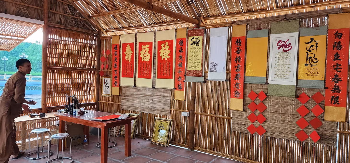 Không gian trưng bày của nhà thư pháp Ngọc Mưa.