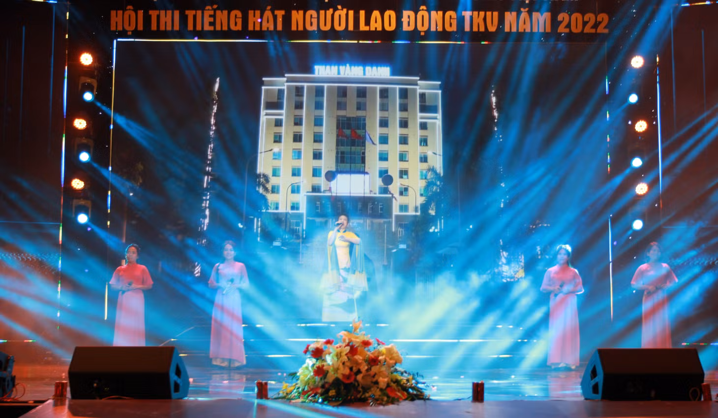  Đơn ca Ánh Tuyết trình bày ca khúc 