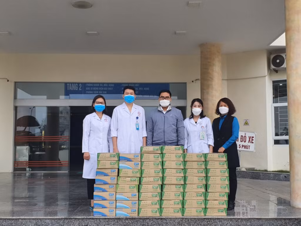 LĐLĐ huyện Hải Hà trao hỗ trợ cho đội ngũ y bác sĩ Trung tâm y tế huyện.