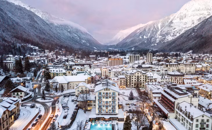 Cách tốt nhất để chiêm ngưỡng vẻ đẹp của thị trấn Chamonix là đi bằng hệ thống cáp treo cao nhất thế giới lên đến đỉnh Aiguille du Midi hoặc hệ thống tàu lao núi bánh răng lên đến tận đỉnh Mer de Glace, giúp du khách có thể chiêm ngưỡng toàn bộ cảnh hùng vĩ của dòng sông băng lớn thứ hai nằm trong dãy Alp.