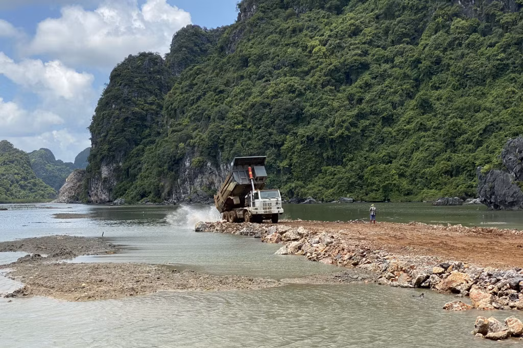 Tương tự, đường bao biển Hạ Long - Cẩm Phả được khởi công cuối năm 2019.