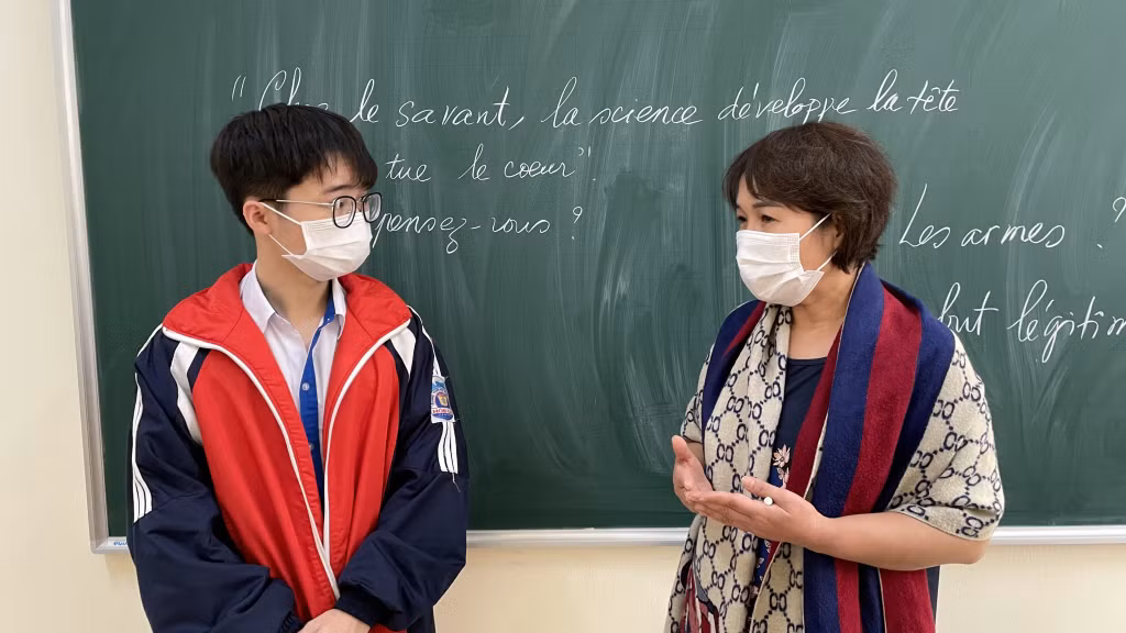 Ngô Minh Long, lớp 12B5, Trường THPT Hòn Gai, là 1 trong 5 thí sinh của Việt Nam dự thi, đoạt giải nhất phần thi cá nhân, Cuộc thi Olympic quốc tế tiếng Pháp lần thứ nhất, năm 2021.