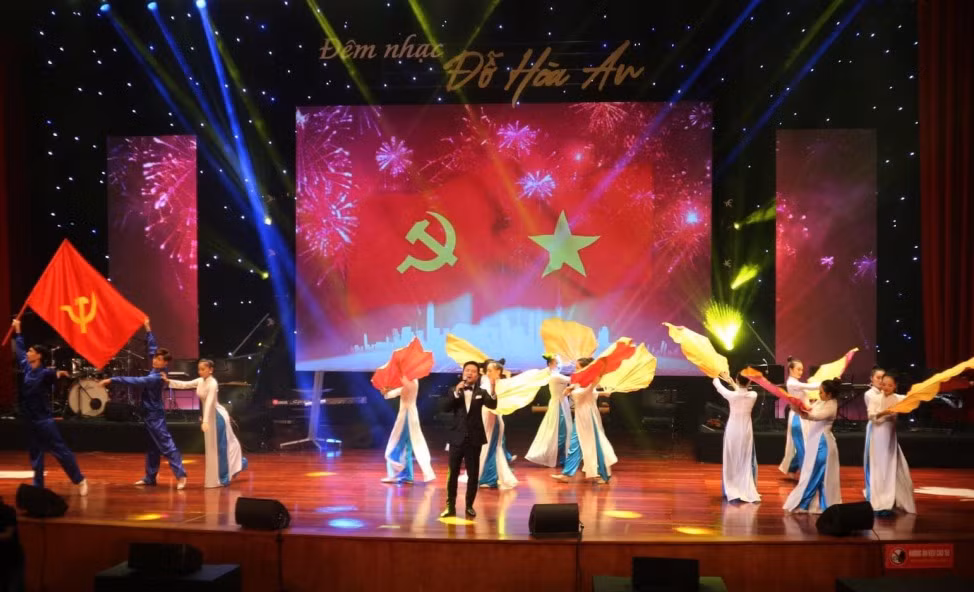 Ca sĩ Hoàng Tùng thể hiện ca khúc trong đêm nhạc Đỗ Hòa An.