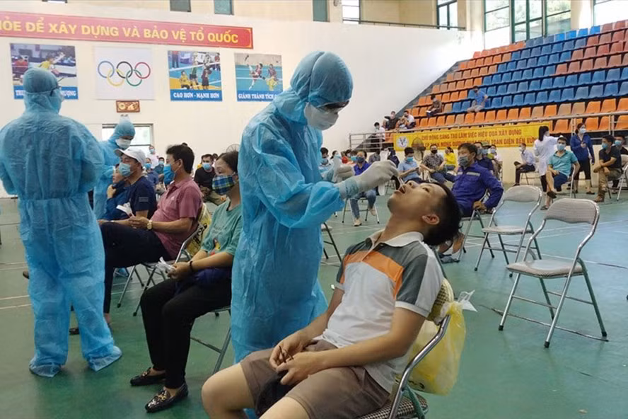 Công ty Than Mông Dương lấy mẫu xét sàng lọc Covid-19. Ảnh chụp tháng 7/2021.