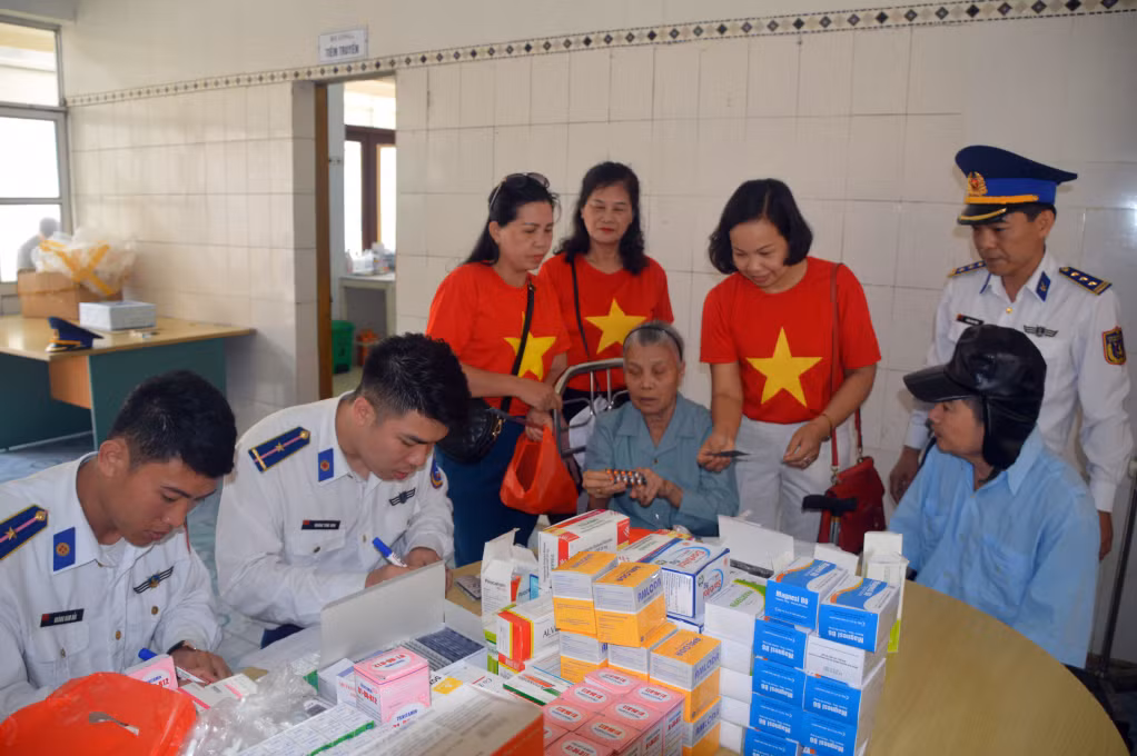 Cấp phát thuốc cho bà con huyện đảo Cô Tô.