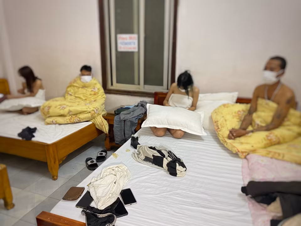 Cảnh sát bắt quả tang nhóm người mua bán dâm. Ảnh: Thanh Tuấn.