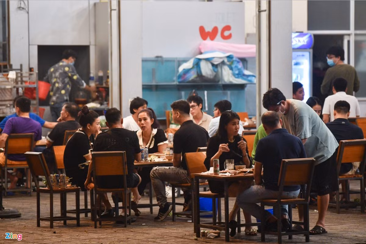 Người dân tại TP.HCM trở lại các hoạt động xã hội sau khi thành phố nới lỏng giãn cách. Ảnh: Duy Hiệu.