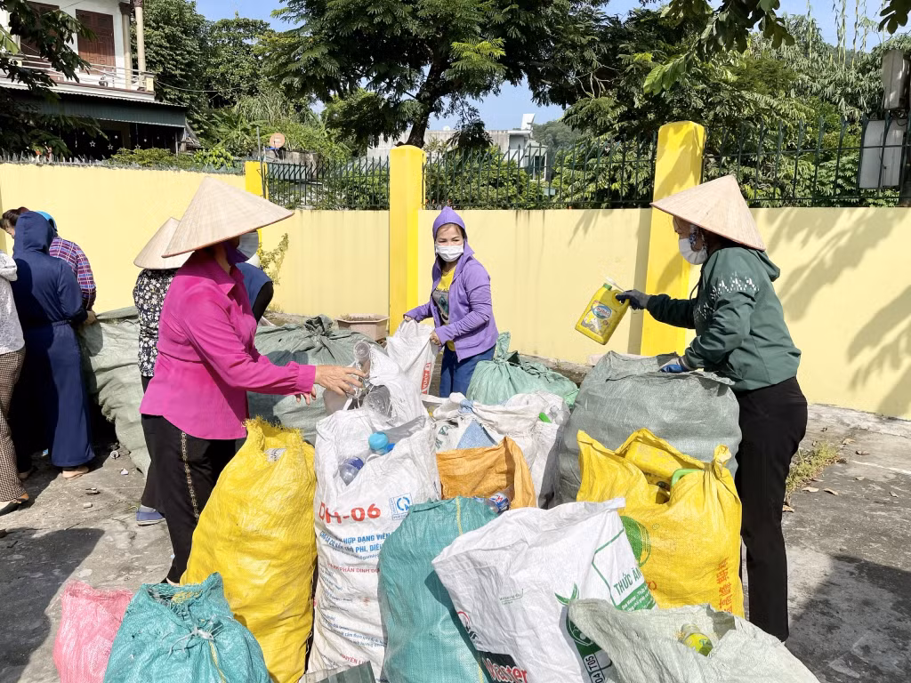 Hội LHPN phường Mông Dương (TP Cẩm Phả) thu gom rác thải, bảo vệ môi trường.